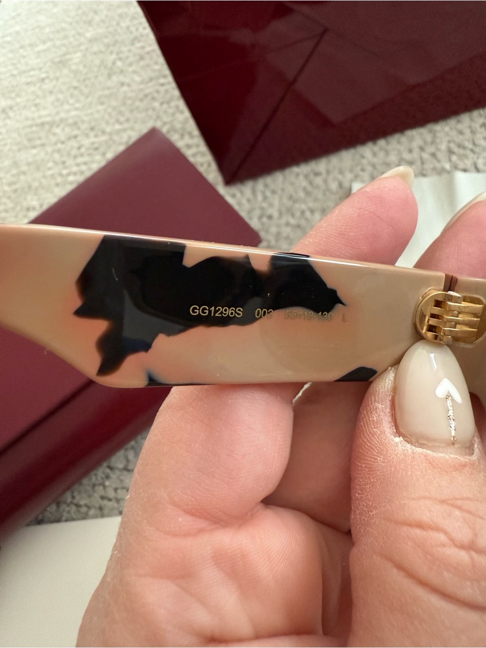 Gucci Unisex Oversized Beige & Black Rectangular Sunglasses - Picture 8 of 8
